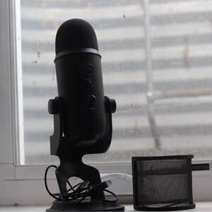 Blue Yeti Black Microphone WITH cord AND Windscreen